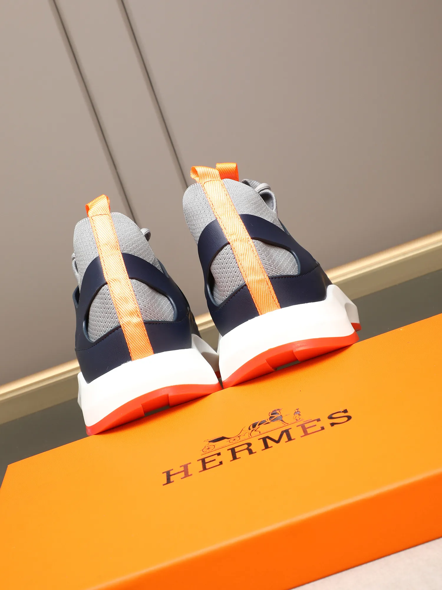 Men's shoes💰580 HERMES/Hermès men's rest sneakers! -High-end quality original casual sports shoes -Upper: high nappa calfskin, forging technology, knitted fabric, shoe brand webbing, injection molded brand logo -Inner: foot pad; water-dyed cowhide -Outsole: ultra-light TPU·rubber; two-color molded outsole -Ultra-high quality control·fine workmanship: highlighted (high-end·luxury·grade) Size: 38-39-40-41-42-43-44 (45 can be customized)